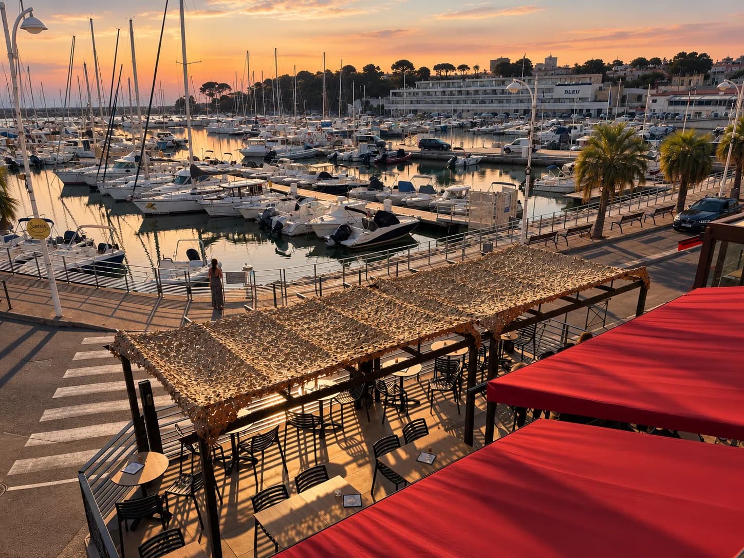La terrasse du Café du Port au coucher du soleil, face aux bateaux