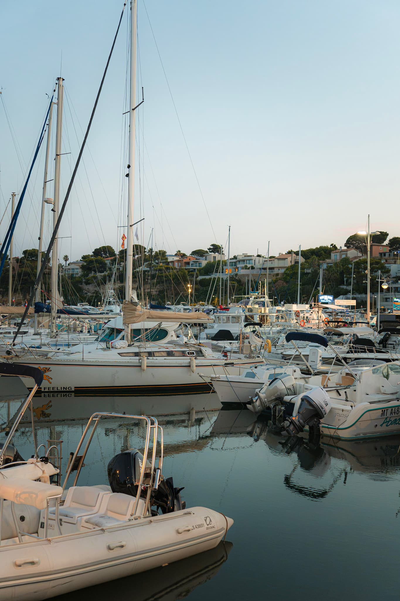 Les bateaux du port de Carry-le-Rouet à la tombée du jour