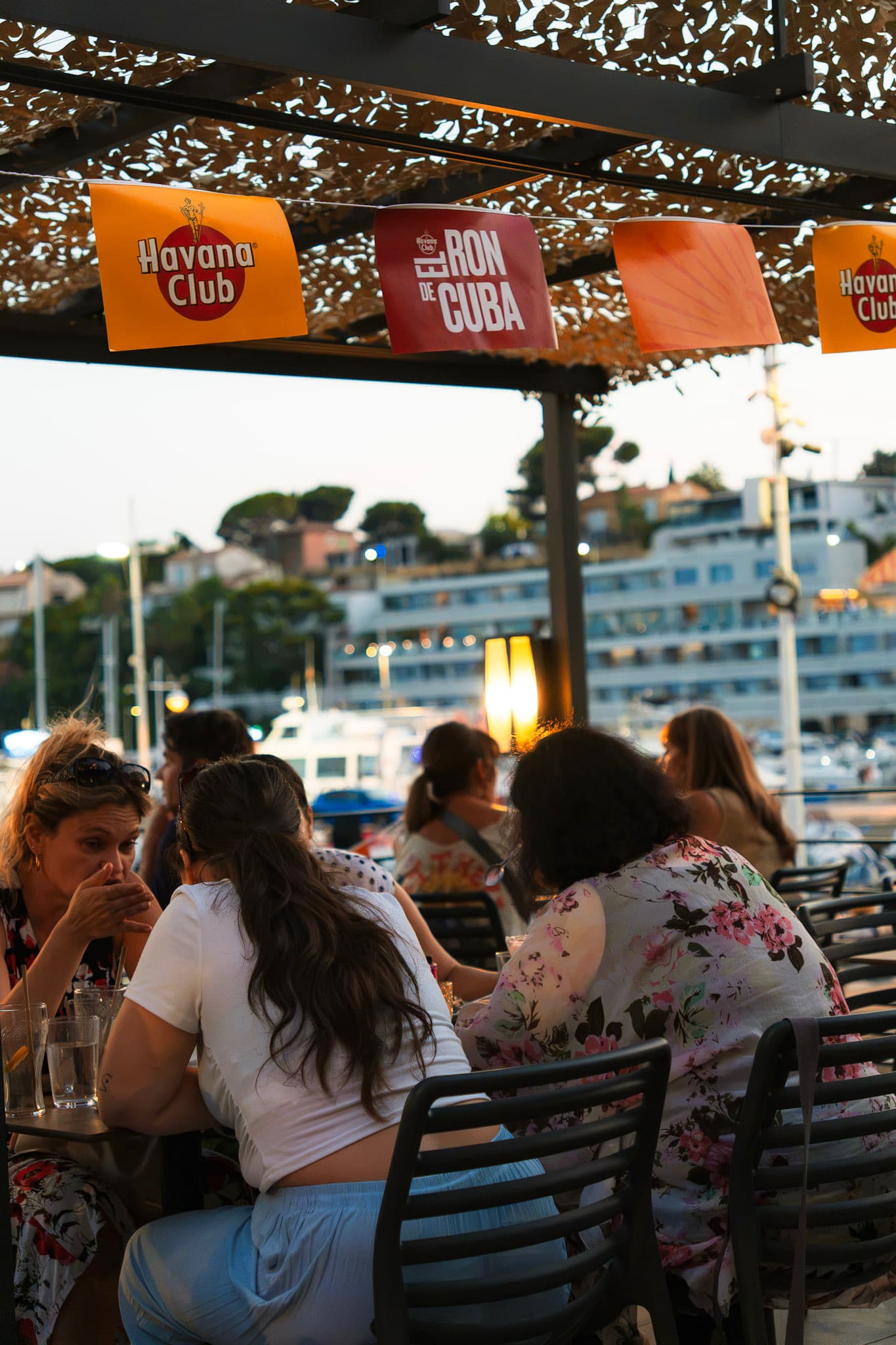La terrasse en soirée, entre amis